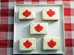 Barres canadiennes de gâteau au fromage sans cuisson de Food Network Canada.