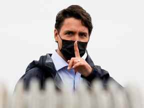 Le premier ministre du Canada, Justin Trudeau, fait un geste à son personnel après un arrêt de campagne électorale à Richmond, en Colombie-Britannique, au Canada, le 14 septembre 2021.