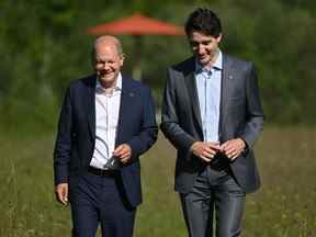 Le chancelier allemand Olaf Scholz, à gauche, et le premier ministre Justin Trudeau lors de leur rencontre bilatérale au sommet du G7 au château d'Elmau, dans le sud de l'Allemagne, le 27 juin 2022.