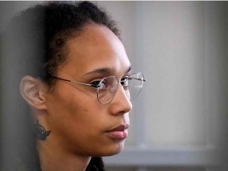 « PERSONNE NE L’A EXPLIQUÉ »: Brittney Griner revit son arrestation lors d’un procès en Russie