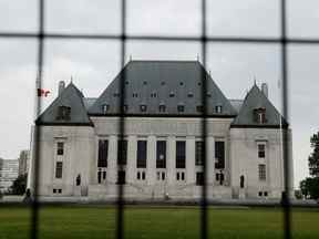 Escrime autour de la Cour suprême du Canada avant les célébrations de la fête du Canada.