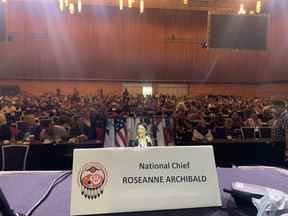 RoseAnne Archibald, chef nationale de l'Assemblée des Premières Nations, a publié cette image en ligne en signe de défi lors de l'assemblée générale annuelle de l'Assemblée à Vancouver.  Archibald a été suspendue en tant que chef national le mois dernier après avoir publiquement allégué la corruption au sein de l'Assemblée et demandé une vérification médico-légale.