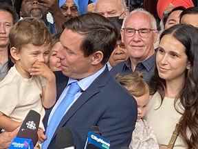 Patrick Brown est rejoint par sa famille alors qu'il annonce son intention de se présenter à la mairie de Brampton lors des élections d'automne, le 18 juillet 2022.