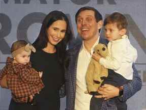 Patrick Brown, avec sa femme Geneviève et son fils Theodore et sa fille Savannah, annonce qu'il se présentera à la direction conservatrice fédérale, dans une salle de banquet de Brampton le 13 mars 2022.