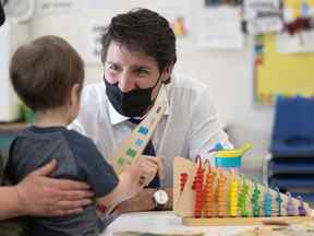 Le premier ministre Justin Trudeau visite la garderie de la Saskatoon Open Door Society à l'école Queen Elizabeth.