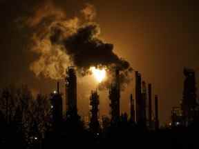 Une torche éclaire le ciel depuis la raffinerie Imperial Oil à Edmonton, en Alberta.