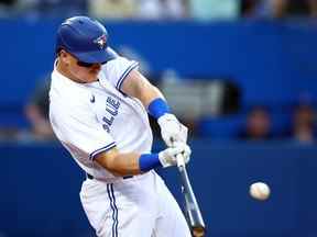 Matt Chapman # 26 des Blue Jays de Toronto frappe un doublé RBI en quatrième manche contre les Phillies de Philadelphie au Rogers Center le 12 juillet 2022 à Toronto, Ontario, Canada.