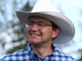 Pierre Poilievre assiste au barbecue Stampede du Parti conservateur du Canada qui s'est tenu au Heritage Park à Calgary le samedi 9 juillet 2022.