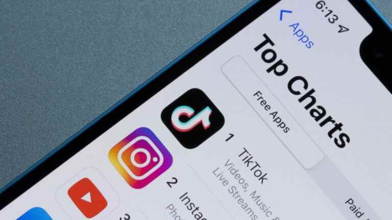 Plus de personnes que jamais obtiennent des nouvelles de YouTube et de TikTok, mais n’y font toujours pas confiance