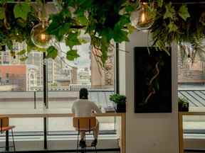 Un employé est assis dans un café du bureau de Mastercard dans le Flatiron District de New York, États-Unis