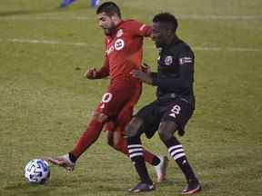 Alejandro Pozuelo du Toronto FC contrôle le ballon alors que Blaise Matuidi de l'Inter Miami défend pendant la seconde moitié d'un match de la MLS, dimanche 1er novembre 2020, à East Hartford, Connecticut.