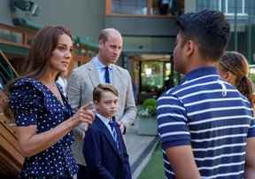 La britannique Catherine, duchesse de Cambridge et le prince William, duc de Cambridge avec le prince George s'entretiennent avec Ball Boys & Ball Girls Syed Are, Dior Knorr et Amy Grange à leur arrivée le quatorzième jour des championnats de Wimbledon 2022 au All England Lawn Tennis and Croquet Club, Wimbledon, à Londres, le 10 juillet 2022.