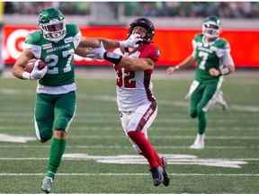 Le porteur de ballon des Roughriders de la Saskatchewan Kienan LaFrance (27) porte le ballon tout en éloignant le secondeur des Redblacks d'Ottawa Adam Auclair (32) lors d'un match de football de la LCF au Mosaic Stadium de Regina, en Saskatchewan, le 21 août 2021. BRANDON HARDER/ Regina Leader-Post ORG XMIT : POS2108212129394936