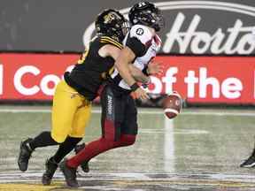 L'ailier défensif des Tiger Cats de Hamilton Connor McGough (93) sacks le quart-arrière des Redblacks d'Ottawa William Arndt (8) lors du dernier match de football de la LCF à Hamilton, en Ontario, le samedi 19 octobre 2019.