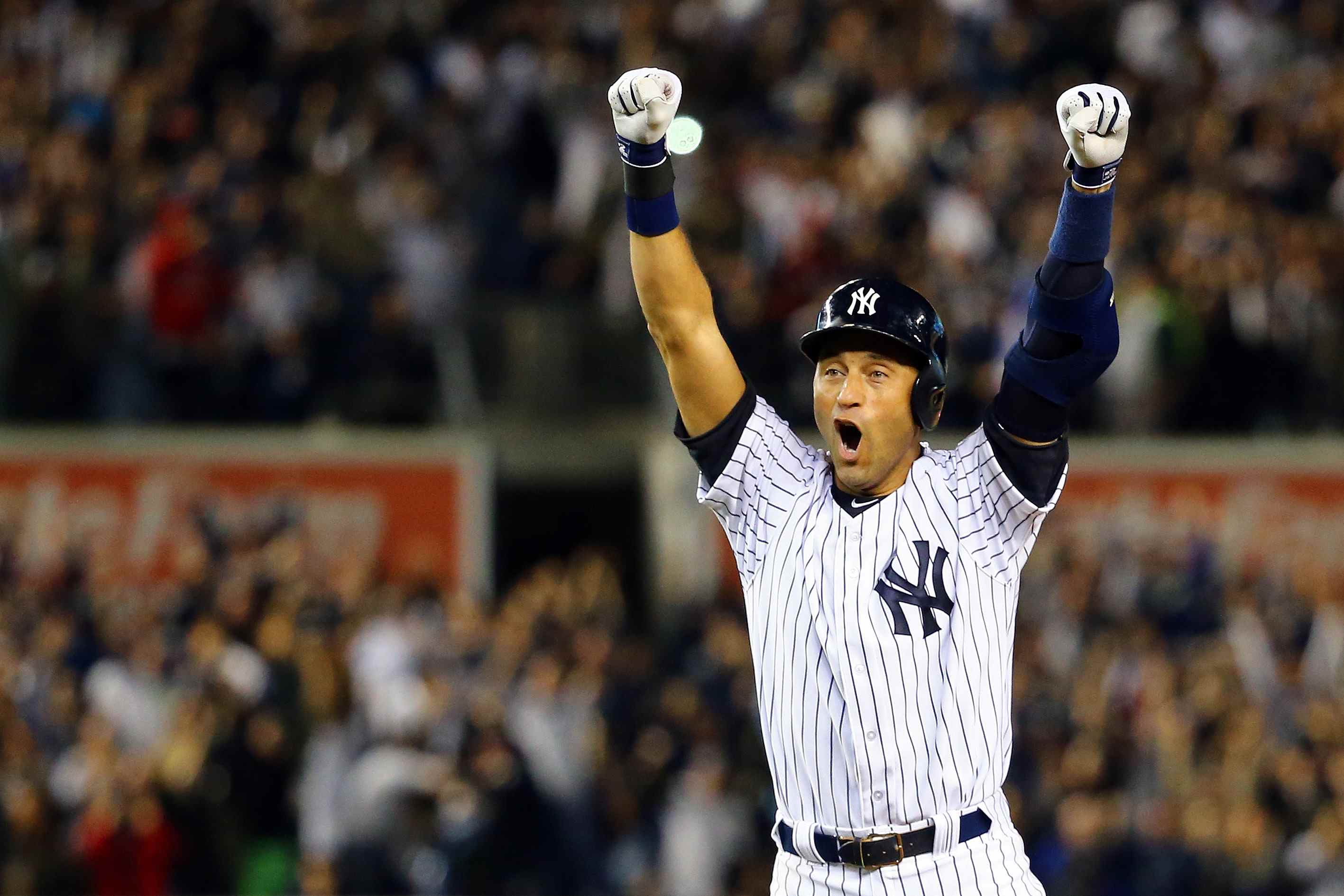 NEW YORK, NY - 25 SEPTEMBRE : Derek Jeter # 2 des Yankees de New York célèbre après un coup gagnant du RBI en neuvième manche contre les Orioles de Baltimore lors de son dernier match au Yankee Stadium le 25 septembre 2014 dans l'arrondissement de Bronx La ville de New York.  (Photo par Al Bello/Getty Images)