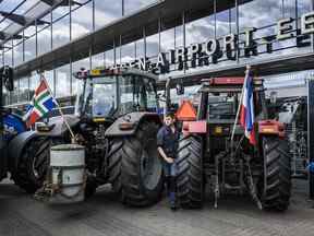 Des agriculteurs bloquent les halls d'arrivée et de départ de l'aéroport de Groningen Eelde à Eelde, aux Pays-Bas, pour protester contre les plans ambitieux du gouvernement néerlandais visant à réduire les émissions d'azote et d'ammoniac, le 6 juillet 2022.