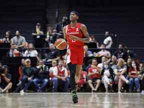 Shai Gilgeous-Alexander (2) du Canada dribble sur le terrain lors de la deuxième mi-temps de l'action de qualification de la Coupe du monde de basketball masculin de la FIBA ​​contre la République dominicaine, à Hamilton, en Ontario, le vendredi 1er juillet 2022. LA PRESSE CANADIENNE/Cole Burston