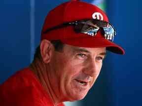 Le manager Rob Thomson des Phillies de Philadelphie s'adresse aux médias avant un match contre les Blue Jays de Toronto au Rogers Center le 12 juillet 2022 à Toronto, Ontario, Canada.