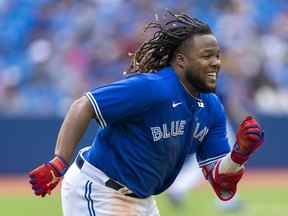 3 juillet 2022 ;  Toronto, Ontario, CAN ;  Le joueur de premier but des Blue Jays de Toronto, Vladimir Guerrero Jr., se dirige vers la première base contre les Rays de Tampa Bay lors de la neuvième manche au Rogers Centre.