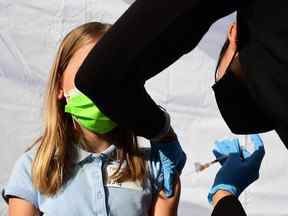 Dans cette photo d'archive prise le 5 novembre 2021, un enfant reçoit une dose du vaccin COVID-19 de Pfizer lors d'un événement de lancement des vaccinations scolaires à Los Angeles, en Californie.