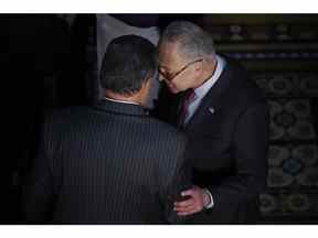 WASHINGTON, DC - 15 mars : le sénateur Joe Manchin (D-WV) (L) s'entretient avec le chef de la majorité au Sénat Charles Schumer (D-NY) avant la cérémonie où le président américain Joe Biden a signé le 