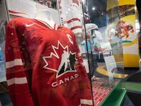 Hockey Canada a annoncé lundi un nouveau plan d'action pour « résoudre les problèmes systémiques au hockey ».