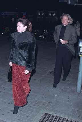 Shania Twain et Robert Lange sont photographiés devant le Dominion Theatre à Londres West End en février 2000.