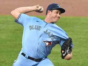 Nate Pearson des Blue Jays de Toronto lance la première manche lors d'un match de baseball contre les Orioles de Baltimore au parc Oriole à Camden Yards le 18 août 2020 à Baltimore, Maryland.