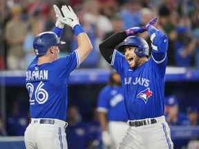 George Springer, à droite, des Blue Jays de Toronto célèbre son grand chelem avec Matt Chapman contre les Cardinals de St. Louis en sixième manche lors de leur match de la MLB au Rogers Centre le 26 juillet 2022 à Toronto.