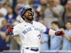 Teoscar Hernandez célèbre son coup de circuit de deux points en huitième manche contre les Phillies mercredi soir au Rogers Centre.  C'était sa deuxième explosion de la nuit.