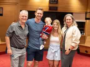 Le défenseur des nouveaux Canadiens Mike Matheson tient son fils Hudson dans ses bras tout en posant pour une photo avec ses parents, Rod et Margaret, et sa femme, Emily, dans le vestiaire des Canadiens au Centre Bell.