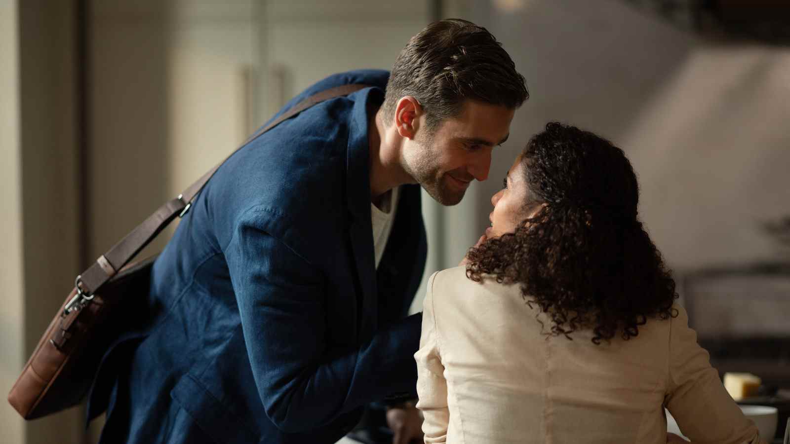 Surface Stars Gugu Mbatha-Raw et Oliver Jackson-Cohen sur les complexités de leur thriller noir [Interview]
