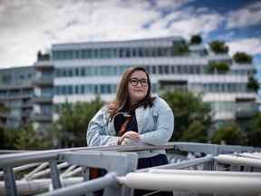 Hannah Sullivan Facknitz pose pour une photo à Vancouver, le jeudi 7 juillet 2022. Les étudiants constatent que leur dollar ne va pas aussi loin lorsqu'il s'agit de couvrir la hausse des frais de scolarité, de logement et de nourriture, tandis que l'achat de livres et de produits de base coûte plus cher qu'auparavant.  Bon nombre des prix actuels sont les plus chers qu'ils aient jamais rencontrés.