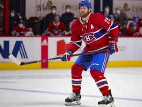 Le défenseur des Canadiens de Montréal Jeff Petry patrouille la ligne bleue lors de la première période d'un match de la Ligue nationale de hockey contre les Jets de Winnipeg à Montréal le 8 avril 2021.