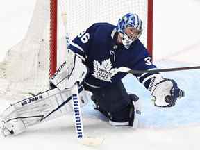 Le gardien de but des Maple Leafs de Toronto Jack Campbell (36 ans) effectue un arrêt de gant contre le Lightning de Tampa Bay lors du septième match du premier tour des séries éliminatoires de la Coupe Stanley 2022 à la Scotiabank Arena.