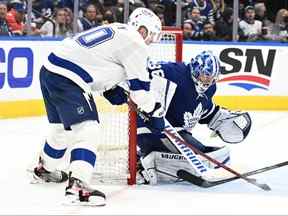 Le gardien des Maple Leafs Jack Campbell (à droite) effectue un arrêt sur un tir de l'attaquant du Lightning Corey Perry lors des séries éliminatoires.  Avec si peu de gardiens de but autonomes restants, les équipes devront peut-être payer plus pour signer Campbell.