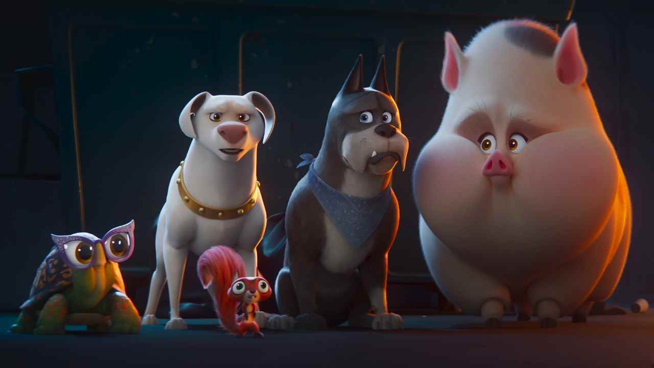 Krypto, Ace et le reste des super animaux regardent avec prudence une benne à ordures renversée dans DC League of Super Pets.