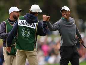 Tiger Woods des États-Unis célèbre un birdie putt au 17e green lors de la deuxième journée du JP McManus Pro-Am à Adare Manor le 5 juillet 2022 à Limerick, en Irlande.