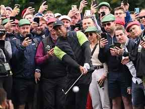 Tiger Woods des États-Unis joue son deuxième coup au 9e trou lors de la première journée du JP McManus Pro-Am à Adare Manor le 4 juillet 2022 à Limerick, en Irlande.