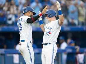 28 juillet 2022 ;  Toronto, Ontario, CAN ;  Matt Chapman (26), joueur de troisième but des Blue Jays de Toronto, frappe un coup de circuit de deux points et célèbre avec le voltigeur gauche des Blue Jays de Toronto Lourdes Gurriel Jr. (13) contre les Tigers de Detroit lors de la quatrième manche au Rogers Centre.