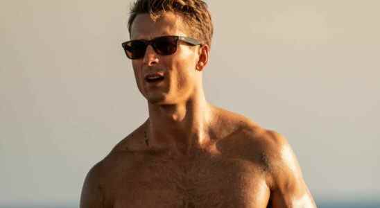 Top Gun: Maverick Star parle d'entraînement pour une scène de plage torse nu, se souvient du moment hilarant où il a entendu la co-star Glen Powell se chuchoter à lui-même