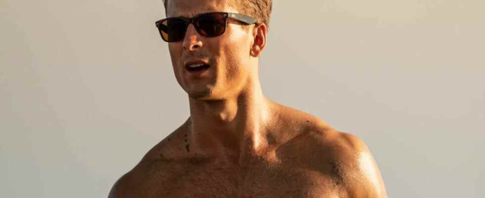 Top Gun: Maverick Star parle d'entraînement pour une scène de plage torse nu, se souvient du moment hilarant où il a entendu la co-star Glen Powell se chuchoter à lui-même