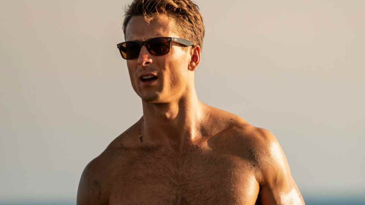 Top Gun: Maverick Star parle d'entraînement pour une scène de plage torse nu, se souvient du moment hilarant où il a entendu la co-star Glen Powell se chuchoter à lui-même
