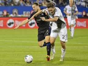 16 juillet 2022 ;  Montréal, Québec, CAN;  Le milieu de terrain du FC Montréal Samuel Piette (6) prend le ballon loin du défenseur du Toronto FC Shane O'Neill (27) au cours de la seconde moitié au Stade Saputo.