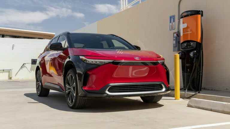 Toyota est à court de crédits d’impôt pour les véhicules électriques alors que le premier véhicule électrique grand public arrive chez les concessionnaires