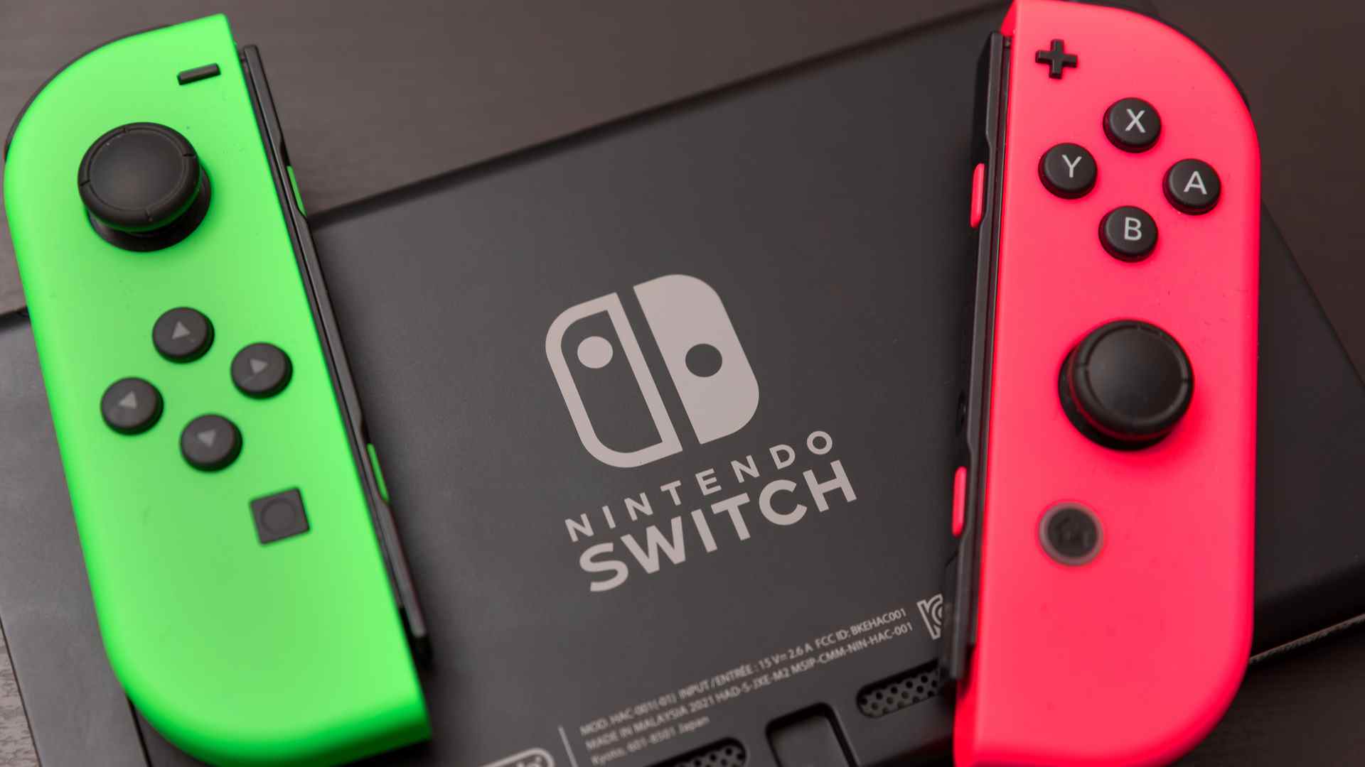 Joy-Con vert et rose assis à l'arrière de la Switch