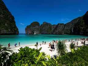 Les touristes visitent la célèbre plage de Maya Bay en Thaïlande en janvier.