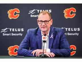 16 mars 2022 ;  Calgary, Alberta, CAN ;  Brad Treliving, directeur général des Flames de Calgary, lors d'une entrevue avant le match contre les Devils du New Jersey au Scotiabank Saddledome.  Crédit obligatoire : Sergei Belski - USA TODAY Sports