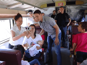 Le premier ministre Justin Trudeau pose pour des photos à bord du train à vapeur de Kettle Valley à l'extérieur de Summerland, en Colombie-Britannique. Notez le manque de masques.