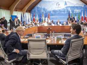 Le premier ministre Justin Trudeau et le premier ministre britannique Boris Johnson discutent avant une réunion avec des pays partenaires et des organisations internationales lors du sommet du G7 à Schloss Elmau le lundi 27 juin 2022. Le premier ministre canadien et ses homologues du G7 devraient terminer leur sommet en Allemagne avec une démonstration de soutien à l'Ukraine avant que les sept dirigeants ne se rendent au sommet de l'OTAN en Espagne.